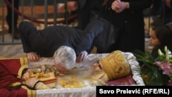Mandatar Zdravko Krivokapić uz tijelo preminulog mitropolita