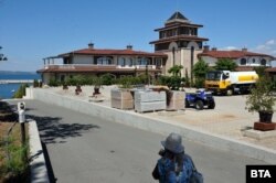 Краят на общинския път, водещ до плажа и лятната резиденция на Доган