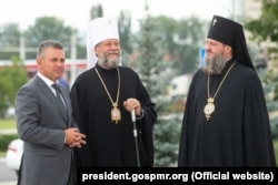 Mitropolitul Vladimir (centru), Episcopul de Dubăsari și Tiraspol Savva (dreapta) și liderul Vadim Krasnoselski (stânga) la Bender