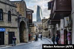 Orașul vechi și „turnurile-flacără” de la Baku