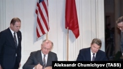 Presidenti i SHBA-së, Ronald Reagan, dhe udhëheqësi sovjetik, Mikhail Gorbachev, në ceremoninë e nënshkrimit të Traktatit të Forcave Bërthamore me Rreze të Mesme. Uashington, 8 dhjetor 1987.