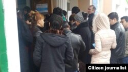 Очередь возле двери избирательного участка.