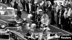 Претседателот Џон Кенеди во Далас пред да биде убиен, 22.11.1963.