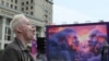 Јарослав Дронов, познат по неговото уметничко име Шаман, за време на церемонијата по повод 100-дневното одбројување до почетокот на натпреварот за песна „Интервизија“, во близина на Кремљ во централна Москва, Русија, на 12 јуни 2025 година.