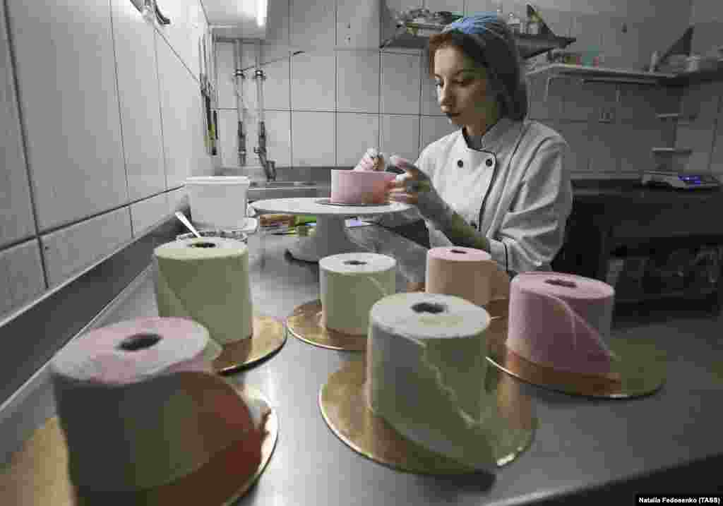 O patiserie care produce dulciuri în forma unor rulouri de hârtie igienică în Minsk, Belarus, pe 1 aprilie. Pe măsură ce noul coronavirus s-a răspândit în întreaga lume, au apărut așa-numitele cumpărături de panică, soldate cu epuizarea stocurilor de hârtie igienică în mai multe magazine.