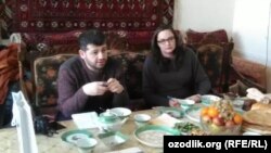Представители посольства США в Узбекистане Алисон Ханна и Мамед Аскеров на встрече с экс-политзаключенным Мухаммадом Бекжаном. Хорезм, 3 марта 2017 года.