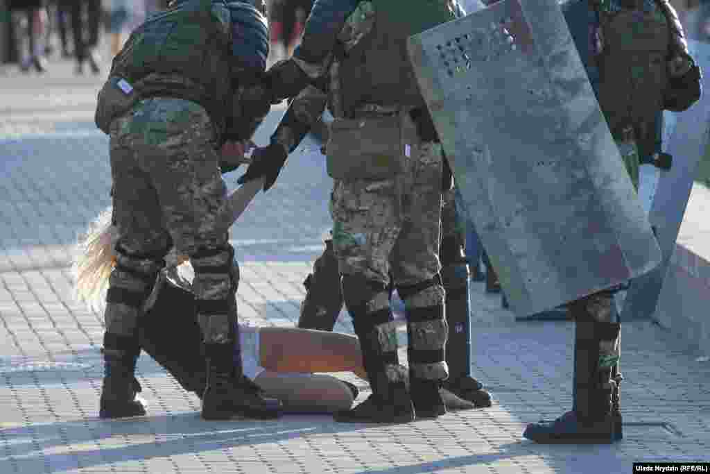 Policija opkolila ženu u Minsku 11. augusta.