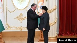 Эмомали Рахмон вручает награду своей дочери Озоде, руководителю его администрации