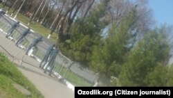 Узбекские милиционеры охраняют территорию вокруг стадиона, где намечено проведение футбольного матча. 