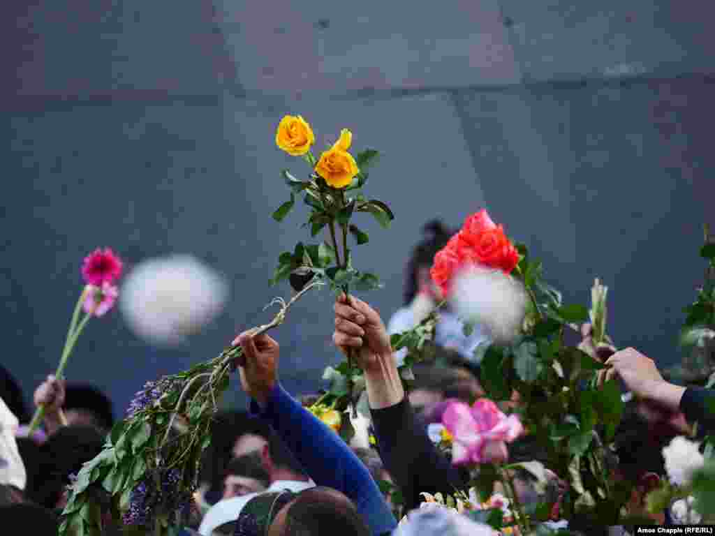Armenii comemorează pe 24 aprilie victimele genocidului din perioada Primului Război Mondial la un memorial. (Amos Chapple, RFE/RL) 
