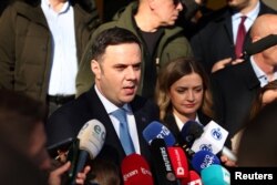 Lumir Abdixhiku, liderul Ligii Democrate din Kosovo, vorbește cu presa după ce a votat în timpul alegerilor parlamentare din Pristina, Kosovo, 9 februarie 2025.