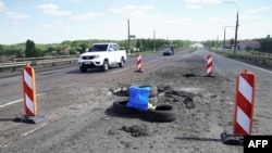 Мост во Херсон уништен од нападите