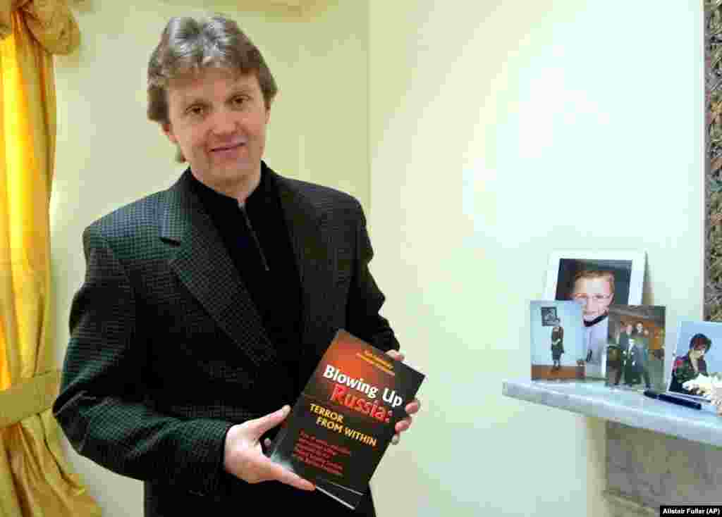 Litvinyenko A Hálózat felrobbantja Oroszországot című könyvével londoni otthonában, 2002 májusában. Társszerzőként az FSZB számlájára írta az 1999-es oroszországi lakótelepi robbantásokat és más merényleteket, amelyeknek az volt a céljuk, hogy hatalomra juttassák Vlagyimir Putyint &nbsp;