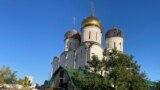 Храм с поврежденными куполами в Никольском