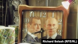 Сувенирные часы "Медведев и Путин" в московском магазине
