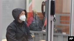 Алсу Курмашева от RFE/RL седи в клетка в съдебна зала в Казан, Русия, на 20 октомври. Съдът разпореди тя да бъде задържана поне до 5 декември.