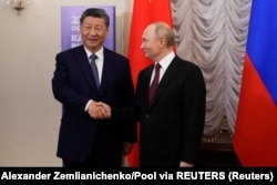 Președintele rus, Vladimir Putin, și președintele chinez, Xi Jinping, în timpul unei întâlniri la marginea Summitului BRICS de la Kazan, Rusia, pe 22 octombrie 2024.