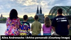 Acum trei ani, familia Andronache a emigrat în Marea Britanie pentru a le oferi copiilor o educație mai bună. 
