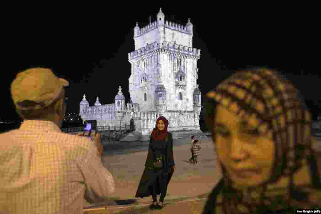 na fotografiji: Poziranje za fotografiranje ispred tornja Belem u parku uz rijeku Tagus u Lisabonu. Iako su mnoge nogometašice uspjele napustiti matičnu zemlju, ima i onih koje su ostale u Afganistanu pod vlašću talibana čija politika ne odobrava ženu u sportu, pogotovo na javnim mjestima.