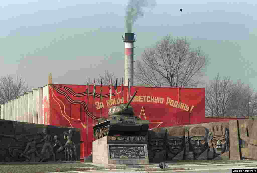 Një monument jashtë një baze ushtarake sovjetike pranë Milovices, në verilindje të Pragës. Pas Revolucionit të Kadifenjtë të vitit 1989, trupat sovjetike përfunduan tërheqjen e tyre nga baza më 1991.