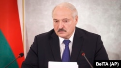 Președintele belarus Alexandr Lukașenka în cursul unei videoconferințe cu președintele rus Vladimir Putin, cel mai important aliat al regimului său, Minsk, 1 iulie 2021.