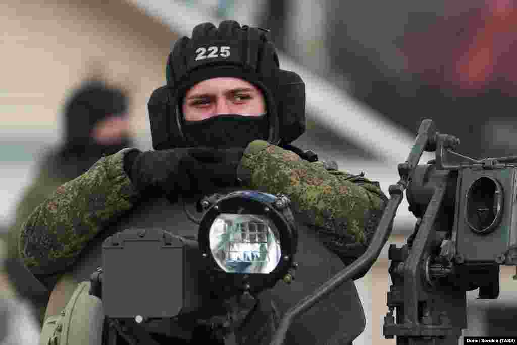 Војник гледа од возило БМП-3. Портпаролот на Кремљ, Дмитриј Песков, рече дека не е донесена одлука дали да се одложат прославите на Денот на победата, но и дека властите разгледувале други „опции“. 