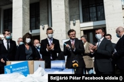 Szijjártó Péter és Dmitro Kuleba átadja a segélyszállítmányt
