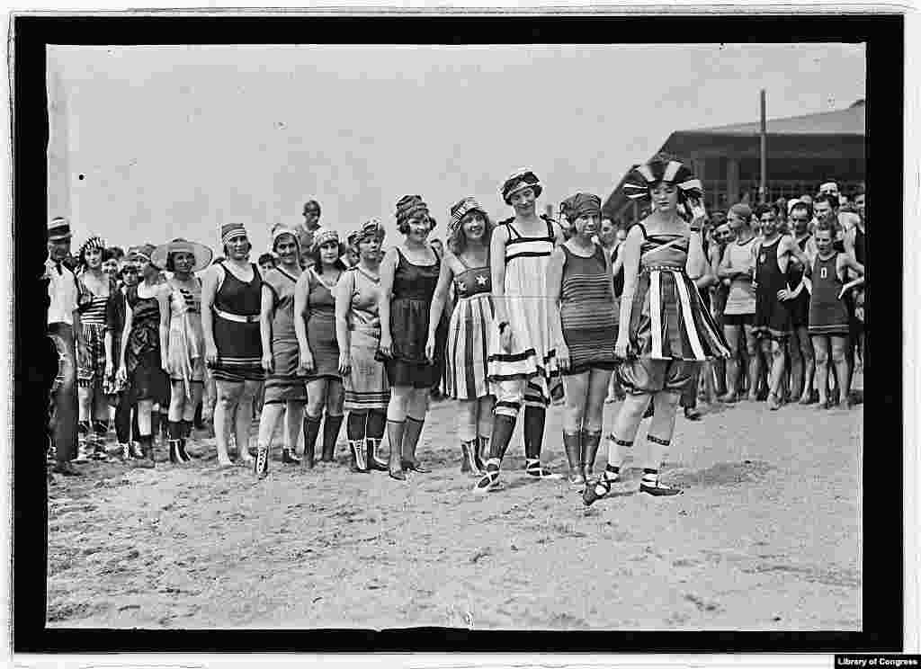 O zi de plajă în vara lui 1919. Nu se cunoaşte unde a fost făcută imaginea