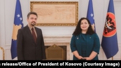 Presidentja e Kosovës, Vjosa Osmani dhe kryetari i ri i KQZ-së, Kreshnik Radoniqi. 