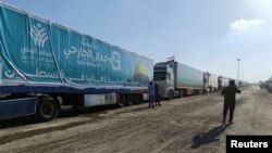 Kamionë me ndihma duke pritur në pikën kufitare Rafah.