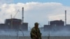 Një ushtar rus qëndron roje pranë termocentralit bërthamor të Zaporizhias jashtë qytetit të kontrolluar nga Rusia të Enerhodar, Ukrainë, 4 gusht 2022.