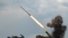 Ushtarët ukrainas qëllojnë me një sistem rakete lëshimi të shumëfishtë BM27 Uragan në një pozicion në rajonin e Harkivit, ndërsa sulmi i Rusisë ndaj Ukrainës vazhdon. Ukrainë 4 gusht 2022.