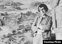 Tatjana Proskurijakova (1909-1985) rođena u Rusiji, koja je značajno doprinijela dešifrovanju sadržaja hijeroglifskih natpisa Maja. Pošto je njenog oca 1915. godine car Nikolaj II poslao u Sjedinjene Države da nadgleda proizvodnju municije za ruske ratne napore, njena porodica je odlučila da ostane tamo nakon komunističke revolucije. Proskurijakov je poslije toga posjetio Rusiju samo jednom -- da bi se sreo sa Yurijem Knorozovim 1970. godine, iako je njihove razgovore ometalo stalno prisustvo KGB-ovih čuvara. Budući da je svjestan povezanosti njene porodice sa carskom vojskom, Knorozov je rekao da je jasno razumio rizik koji je preuzela dolaskom, a on je to posmatrao gotovo kao "čin herojstva" sa njene strane.