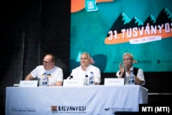 Orbán Viktor úgy viselkedik, mintha a Székelyföld miniszterelnöke is lenne – vélik bukaresti politikusok és elemzők. A képen Orbán Viktor miniszterelnök, Németh Zsolt, az Országgyűlés Külügyi bizottságának elnöke (b) és Tőkés László, az Erdélyi Magyar Nemzeti Tanács (EMNT) elnöke (j) a 31. Bálványosi Nyári Szabadegyetem és Diáktáborban, az erdélyi Tusnádfürdőn 2022. július 23-án
