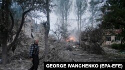 Mаж оди пред оштетено училиште откако ракетен напад го погоди градот Краматорск, регионот Доњецк, источна Украина, 21 година