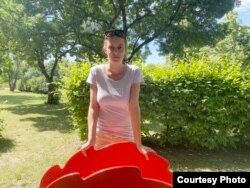 Krisztina Kazinczy kaže da njeno nezadovoljstvo nema ništa sa kvalifikacijama i stručnošću doktora u državnim institucijama. Umjesto toga, kaže, to se tiče velikog broja pacijenata koje primaju državne ustanove, nedostatak specijalista i relativno niskim platama koje primaju doktori.