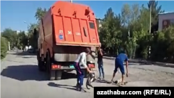 Hatda "ykmanda, eýesiz it-pişikleriň jebir çekdirilmän tutulmagy" barada bellense-de, Azatlyk ýurtda itleriň gynalyp tutulmagy barada ençeme wideo çap etdi. (Arhiw suraty)