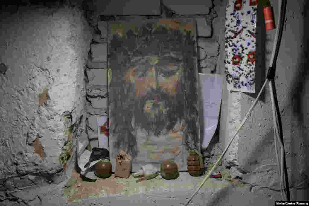 Ručne granate pored ikone Hrista u operativnoj bazi bataljona. "Sada je to više artiljerijski rat. To je teži rat, strašniji rat, u kojem se mogu boriti samo ljudi koji su jaki duhom", rekao je Dzvin, terenski komandant bataljona koji je tražio da ga identifikuju samo po pseudonimu, iz sigurnosnih razloga.