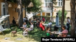 Disa të rinj duke u socializuar përgjatë organizimit të Bienales Evropiane Nomade – Manifesta në Prishtinë. Fotografi nga arkivi.
