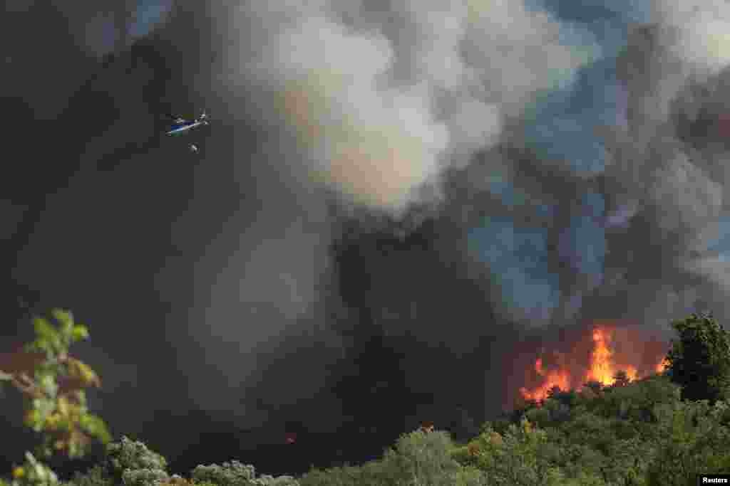 Slovenija - Helikopter u oblacima dima pri gašenju požara u blizini slovenske granice kod mesta&nbsp;Rupa, 20. juli 2022.