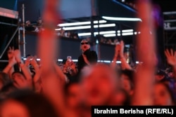 Të rinj të shumtë morën pjesë në natën e parë të Festivalit Sunny Hill, që po mbahet në Parkun e Gërmisë në Prishtinë.