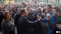 Изборите ќе бидат крај на кризата, народот ќе победи, затоа е потребна голема победа и мнозинство од 63 пратеници, рече Груевски на партискиот собир во Скопје. Тој обвини дека опозицијата е деструктивна и сака да ја продаде Македонија. А за по изборите порача дека треба да се стави крај на поделбите и најави нови проекти.