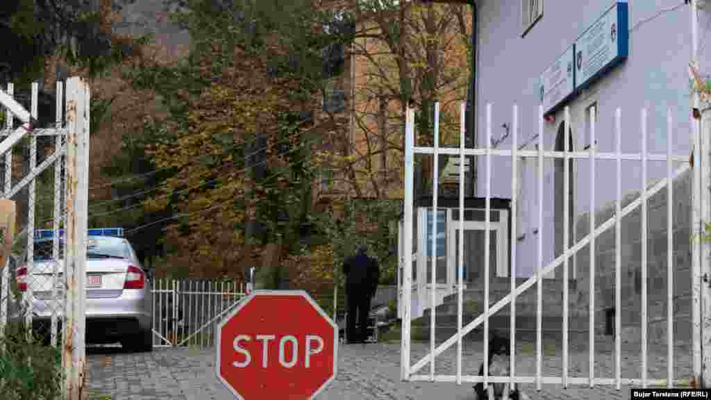 Zyrtarët serbë në Kosovë e kanë cilësuar vendimin për targat si vendim të drejtuar kundër &quot;serbëve në Kosovë&quot;. Policët, prokurorët dhe gjykatësit serbë ishin integruar në strukturat e Kosovës më 2013, pas një marrëveshjeje të arritur mes Kosovës dhe Serbisë, në kuadër të dialogut për normalizim të raporteve.