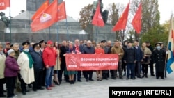 Прихильники лідера більшовиків Леніна біля його пам'ятника в окупованому Росією Севастополі. Крим, 7 листопада 2020 року