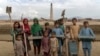 Fëmijët afganë pozojnë për një foto në fabrikën e tullave ku punojnë në periferi të Kabulit. Ka të paktën 1 milion fëmijë që punojnë në Afganistan, ku të ardhurat janë ulur dhe miliona njerëz janë në prag të urisë.