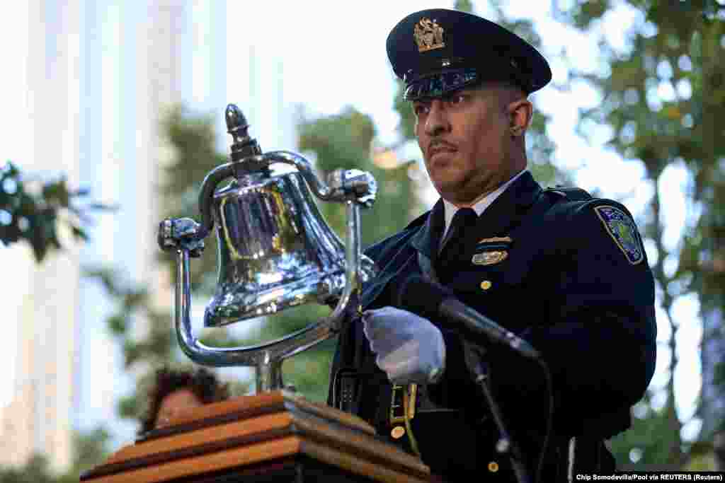 Ky oficer i bie këmbanës për të mbajtur një minutë heshtje gjatë ceremonisë përkujtimore në Memoralin dhe Muzeun e Qytetit të Nju Jorkut dedikuar viktimave të sulmeve të 11 shtatorit 2001.&nbsp; &nbsp;
