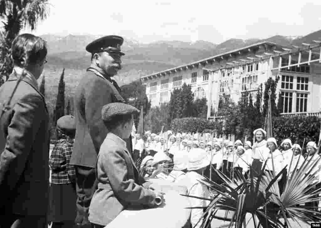 Krimeja nuk ishte vetëm për të rriturit. Aty ishte gjithashtu vendi &quot;ARTEK&quot;, një kamp i ri luksoz pionerësh të pasardhësve e burokratëve sovjetikë dhe fëmijëve të tjerë me fat për të siguruar një vend përmes arritjeve akademike ose atletike. Marshalli i Bashkimit Sovjetik, Semyon Budyonny, pagoi një vizitë në kampin në vitin 1946.