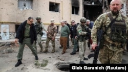Guterres privește daunele asupra orașului Irpin, din apropierea Kievului, 28 aprilie 2022.