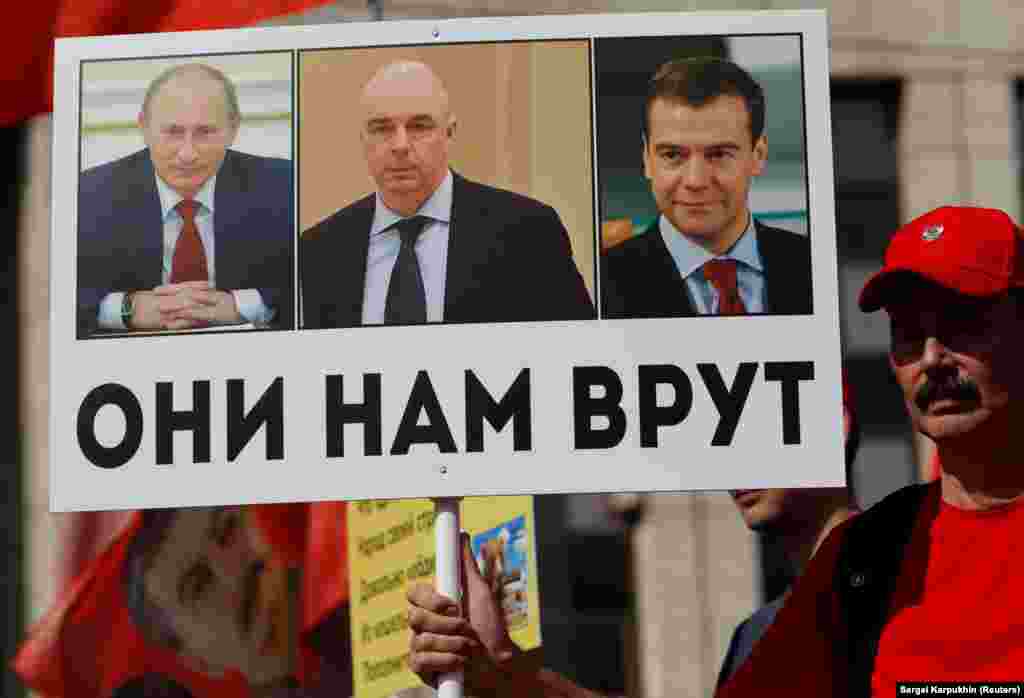 Protesti protiv povećanja starosne dobi za odlazak u penziju od 2. septembra, 2018. na kojima transparent pokazuje Putina, Medvedeva i ministra finansija Antuna Siluanova sa natpisom &ldquo;Oni nas lažu&rdquo;. &nbsp;&nbsp;&nbsp;