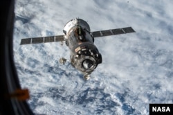 Kapsula Soyuz duke transportur Virtsin dhe Shkaplerovin për në Tokë më 2015.